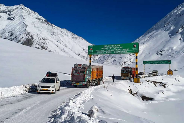 Leh-Srinagar National Highway still closed due to snowfall