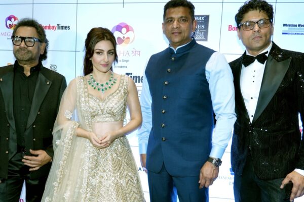 सोहा अली खान, अनीस बज़्मी ने रियाज गांगजी के ब्रांड लिबास के लिए बॉम्बे टाइम्स फैशन वीक में किया रैम्प वॉक